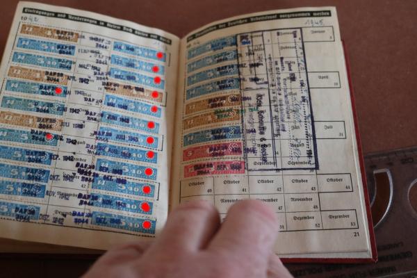 Mitgliedsbuch der Deutschen Arbeitsfront DAF eines Mannes aus Pfalz-Saar